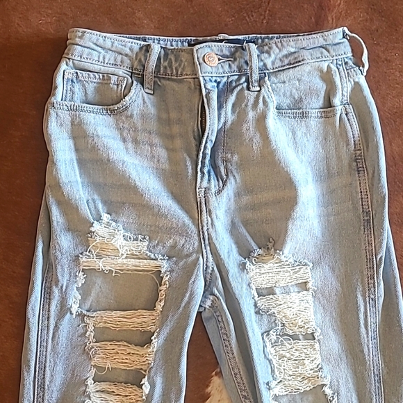 Hollister Ultra High Rise Destroyed Ripped Mom Jeans Size 26 - Picture 4 of 16